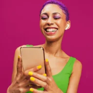 Estrena smartphone con las mejores marcas. Banner chica afroamericana con su celular