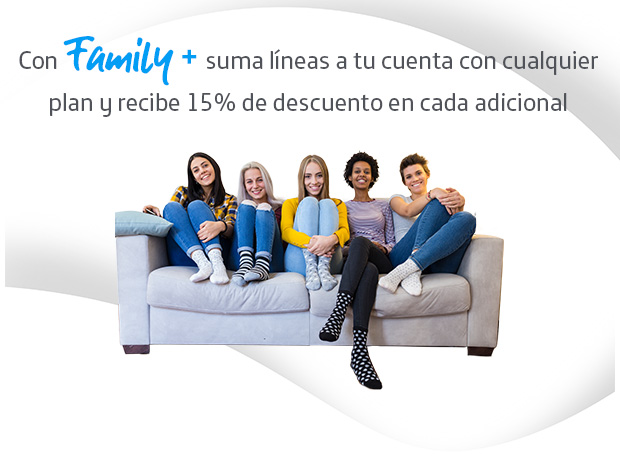 Con Family+ suma líneas a tu cuenta con cualquier plan y recibe 15% de descuento en cada adicional. Amigas en el sofá